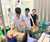 Hình ảnh các bác sĩ nhanh chóng kích hoạt quy trình cấp cứu tim mạch, chuẩn bị máy sốc điện xử trí cơn nhịp nhanh