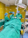 Kíp phẫu thuật tập trung cao độ xử trí vết thương sọ não hở trong phòng mổ