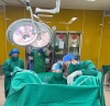 (Ảnh: Bác sĩ CKII Nguyễn Thị Thu Vinh cùng kíp phẫu thuật thực hiện kỹ thuật điều trị trĩ ít xâm lấn tại Bệnh viện Đa khoa Cẩm Phả)