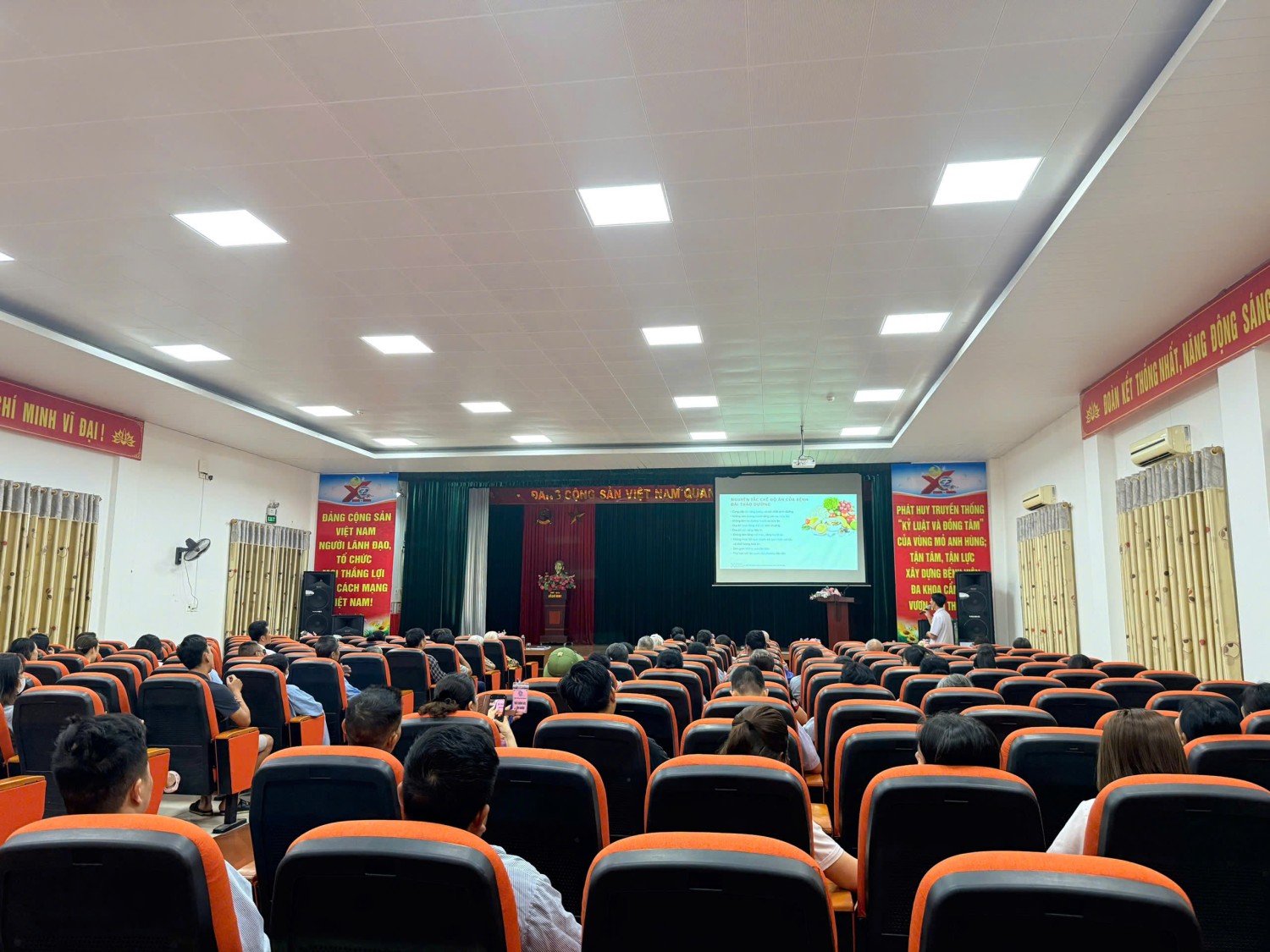 Bệnh viện đa khoa Cẩm Phả: Tổ chức sinh hoạt câu lạc bộ bệnh nhân đái tháo đường và tăng huyết áp