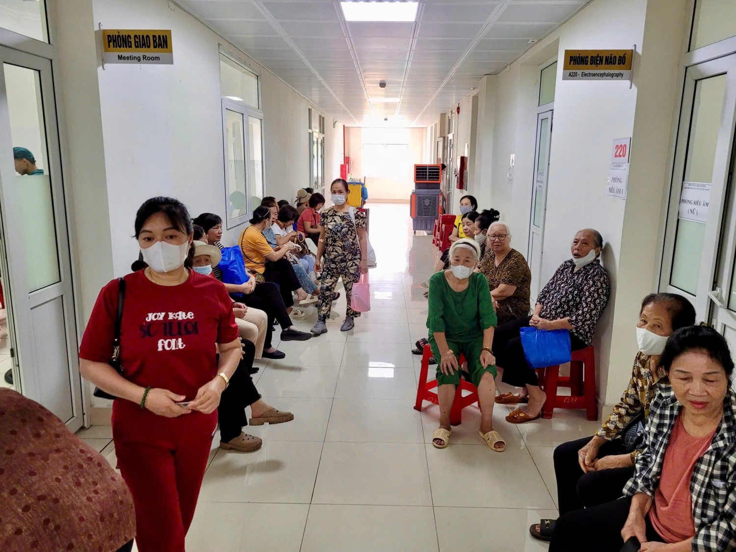 CUỐI TUẦN, BỆNH VIỆN ĐA KHOA CẨM PHẢ VẪN DUY TRÌ KHÁM SỨC KHỎE TOÀN DÂN