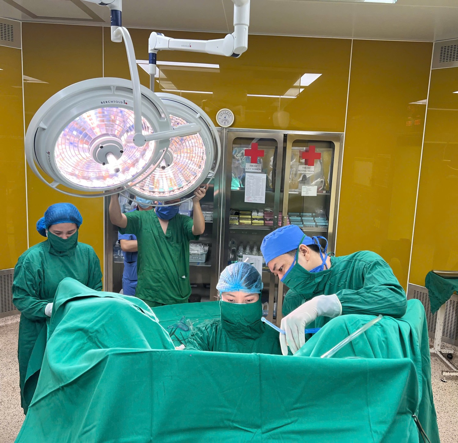 (Ảnh: Bác sĩ CKII Nguyễn Thị Thu Vinh cùng kíp phẫu thuật thực hiện kỹ thuật điều trị trĩ ít xâm lấn tại Bệnh viện Đa khoa Cẩm Phả)
